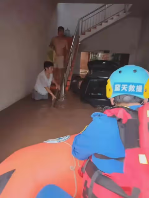 這才是明星的榜樣!黃曉明、吳京迅速出手,捐20條皮划艇馳援涿州