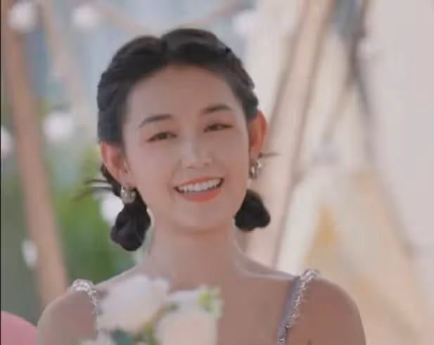 22歲女明星蔣依依,引發熱議!