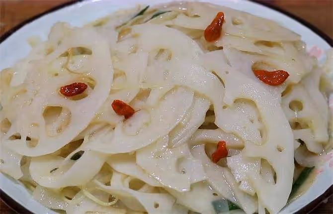 夏天要多吃蓮藕,教你清炒蓮藕的家常做法,鮮香脆爽,好吃又下飯