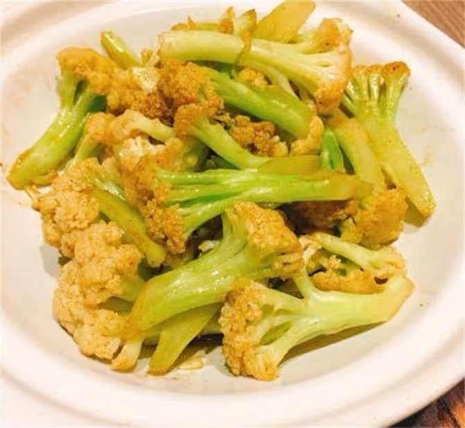 大廚教你做素炒有機花菜,好吃有訣竅,吃起來清脆爽口不油膩