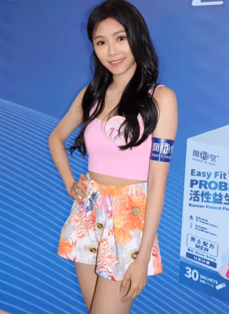 18歲佳麗穿小背心相當吸睛!訪問時手護胸,提防走光