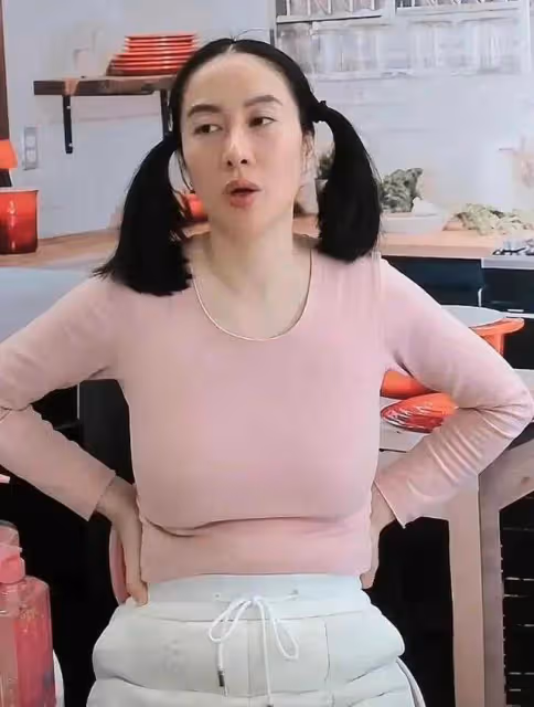 行為怪異!香港知名女演員曾在直播中摸下體,今穿搭再引網友熱議