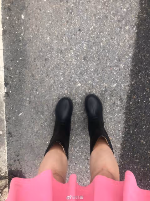 行為怪異!香港知名女演員曾在直播中摸下體,今穿搭再引網友熱議
