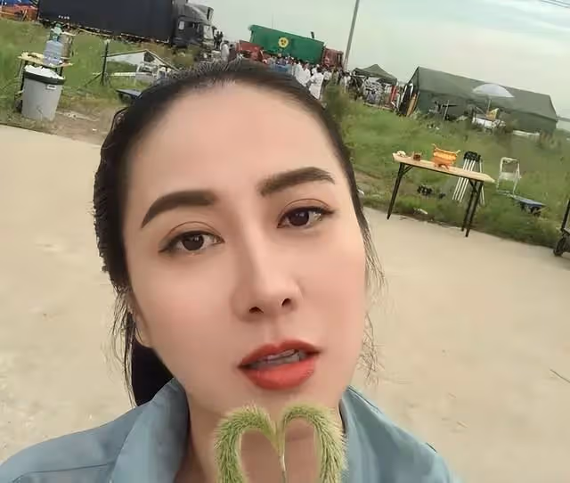 行為怪異!香港知名女演員曾在直播中摸下體,今穿搭再引網友熱議