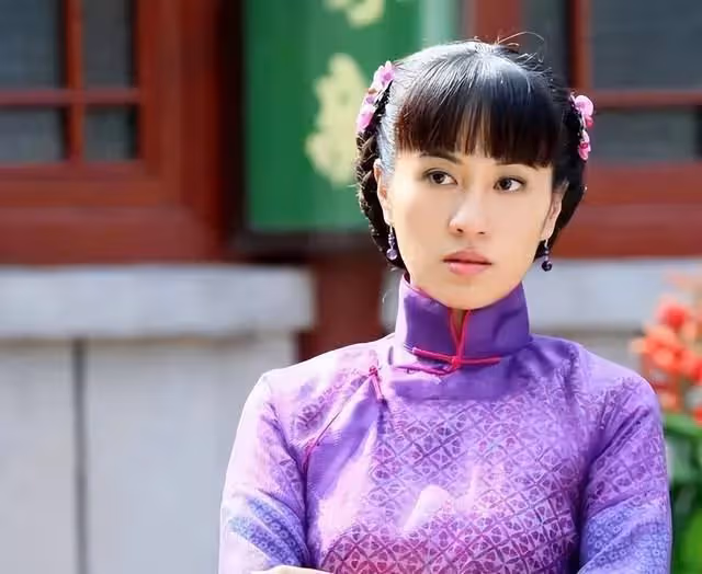 行為怪異!香港知名女演員曾在直播中摸下體,今穿搭再引網友熱議