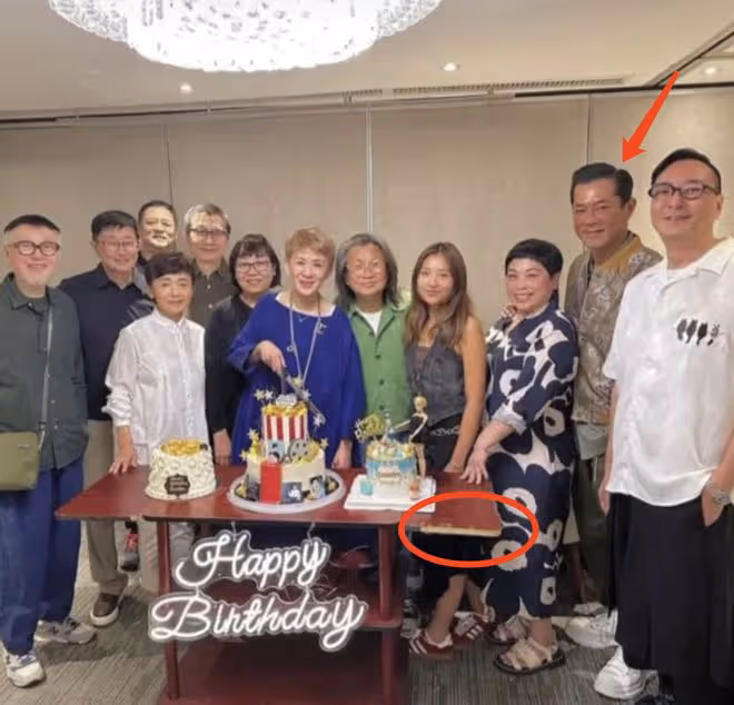 58歲吳君如曬全家福慶生,與陳可辛相依女兒送吻,古天樂現身比耶