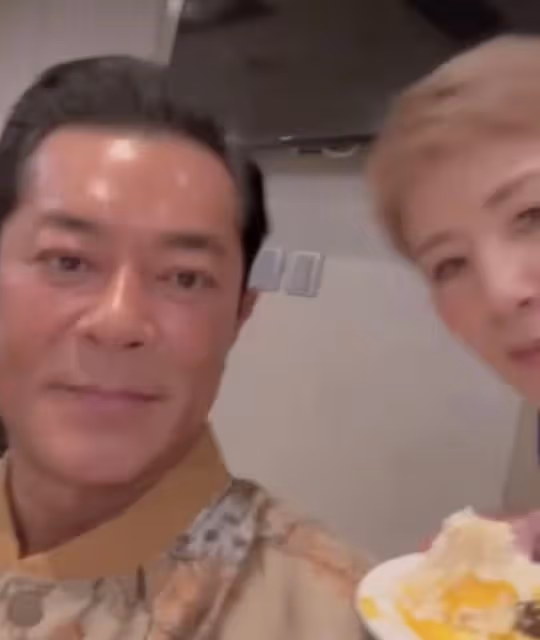 58歲吳君如曬全家福慶生,與陳可辛相依女兒送吻,古天樂現身比耶
