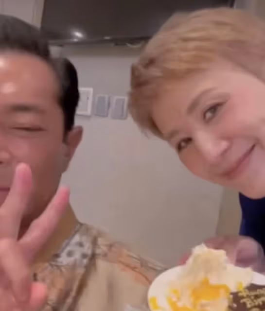 58歲吳君如曬全家福慶生,與陳可辛相依女兒送吻,古天樂現身比耶