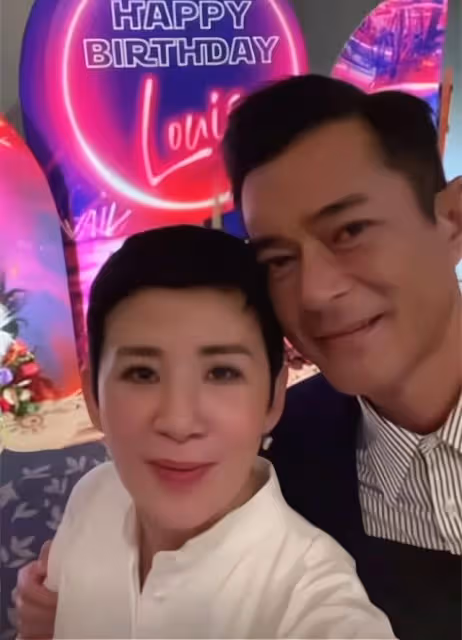 58歲吳君如曬全家福慶生,與陳可辛相依女兒送吻,古天樂現身比耶