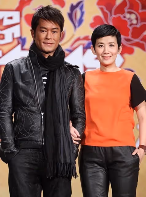 58歲吳君如曬全家福慶生,與陳可辛相依女兒送吻,古天樂現身比耶