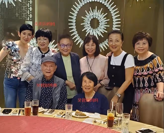 58歲吳君如曬全家福慶生,與陳可辛相依女兒送吻,古天樂現身比耶