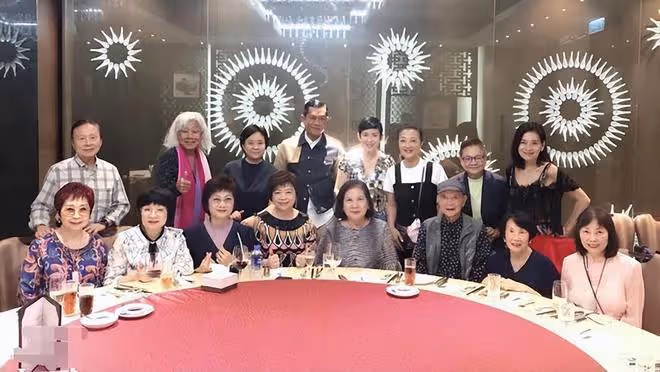 58歲吳君如曬全家福慶生,與陳可辛相依女兒送吻,古天樂現身比耶