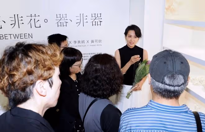 梁詠琪當陶瓷藝術家首辦展覽!洋老公攜女兒到賀,全家都是大長腿