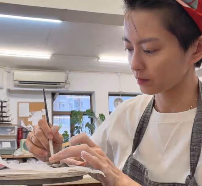 梁詠琪當陶瓷藝術家首辦展覽!洋老公攜女兒到賀,全家都是大長腿