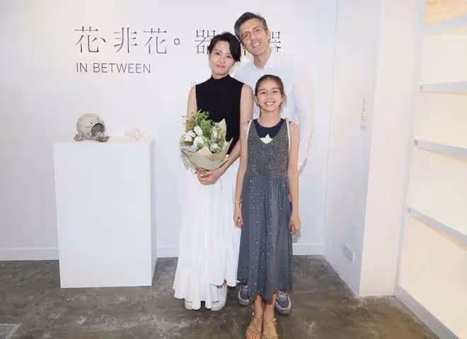 梁詠琪當陶瓷藝術家首辦展覽!洋老公攜女兒到賀,全家都是大長腿