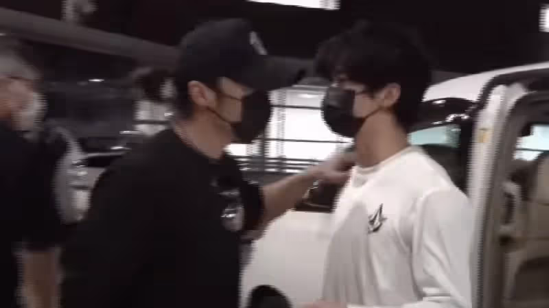 謝霆鋒與16歲大兒子現身機場，謝振軒身高趕上爸爸，懂禮貌家教好