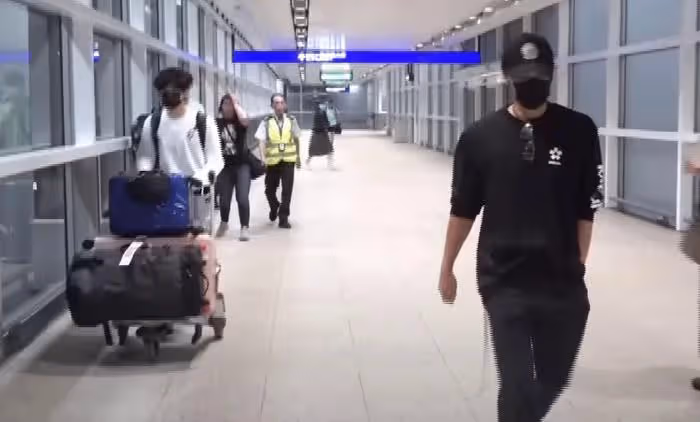 謝霆鋒與16歲大兒子現身機場,謝振軒身高趕上爸爸,懂禮貌家教好