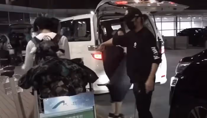 謝霆鋒與16歲大兒子現身機場,謝振軒身高趕上爸爸,懂禮貌家教好