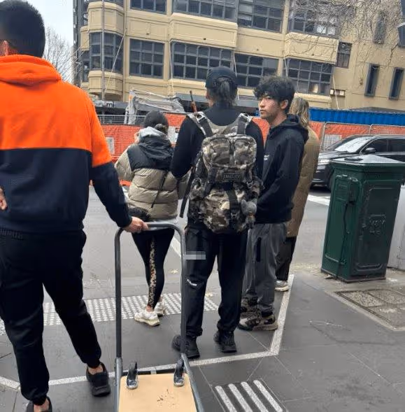 謝霆鋒與16歲大兒子現身機場,謝振軒身高趕上爸爸,懂禮貌家教好
