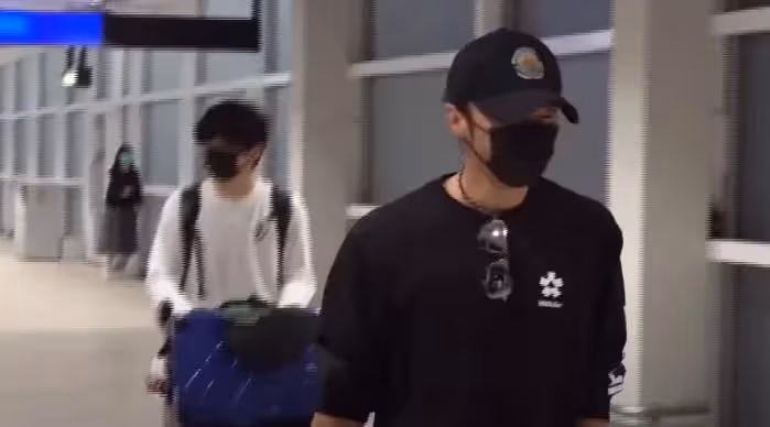 謝霆鋒與16歲大兒子現身機場，謝振軒身高趕上爸爸，懂禮貌家教好