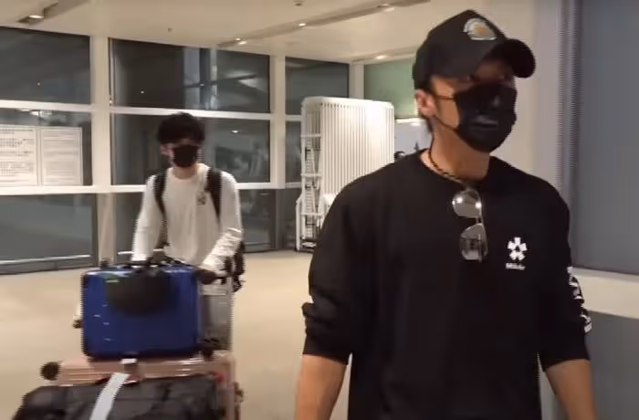 謝霆鋒與16歲大兒子現身機場，謝振軒身高趕上爸爸，懂禮貌家教好