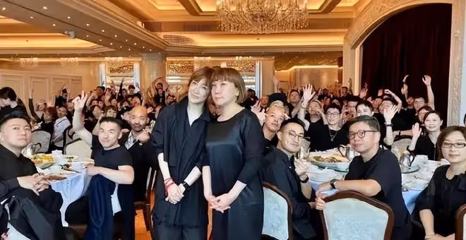 李玟二姐設宴答謝歌迷:每人送禮金紅包,李玟媽媽感謝大家