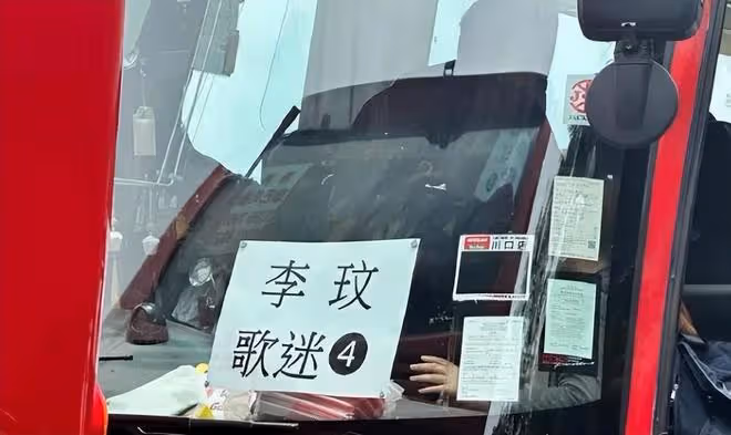 李玟二姐設宴答謝歌迷:每人送禮金紅包,李玟媽媽感謝大家