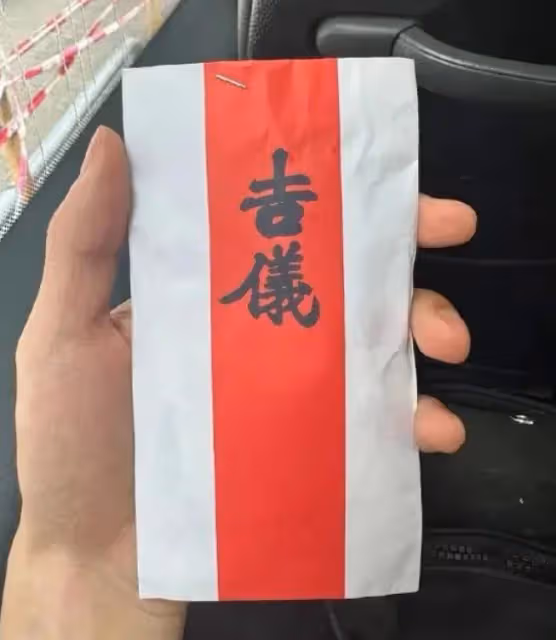 李玟二姐設宴答謝歌迷:每人送禮金紅包,李玟媽媽感謝大家
