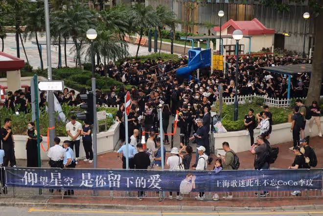 李玟二姐設宴答謝歌迷:每人送禮金紅包,李玟媽媽感謝大家