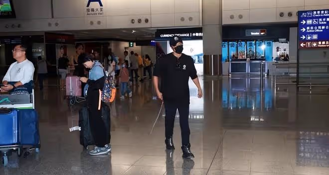 謝霆鋒和大兒子返港,Lucas幫爸爸推行李,禮貌和記者打招呼