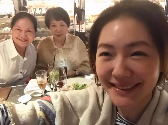 S媽近照衰老很明顯,頭頂白髮與女兒合影,整個人發福不少