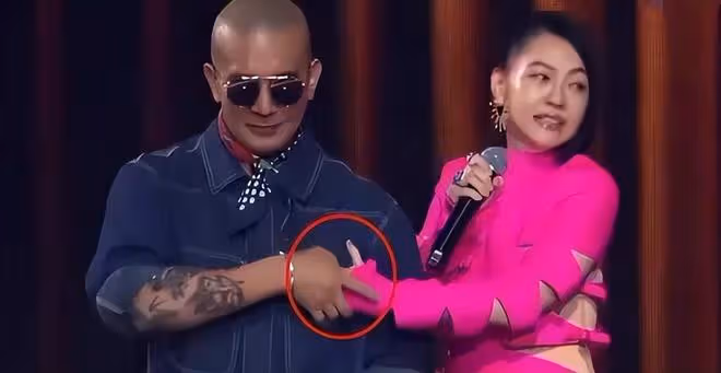 S媽近照衰老很明顯,頭頂白髮與女兒合影,整個人發福不少
