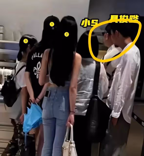 S媽近照衰老很明顯,頭頂白髮與女兒合影,整個人發福不少