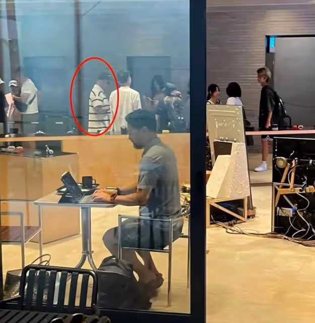 S媽近照衰老很明顯,頭頂白髮與女兒合影,整個人發福不少