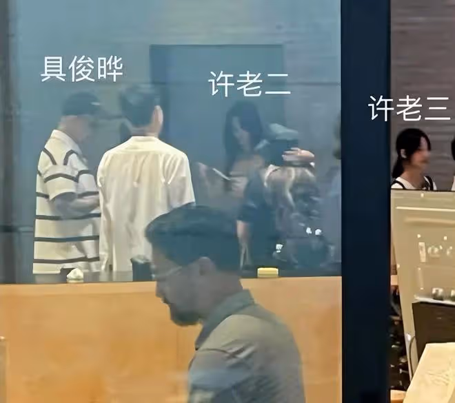 S媽近照衰老很明顯,頭頂白髮與女兒合影,整個人發福不少