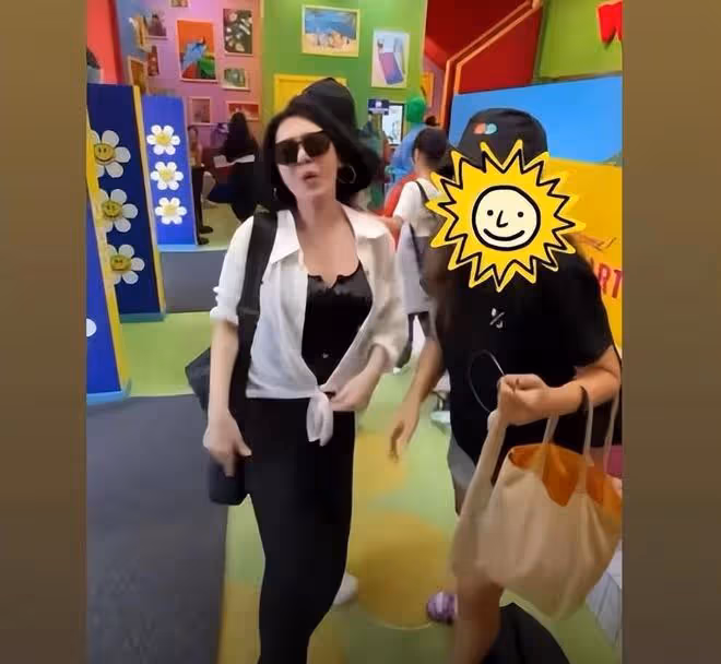 S媽近照衰老很明顯,頭頂白髮與女兒合影,整個人發福不少