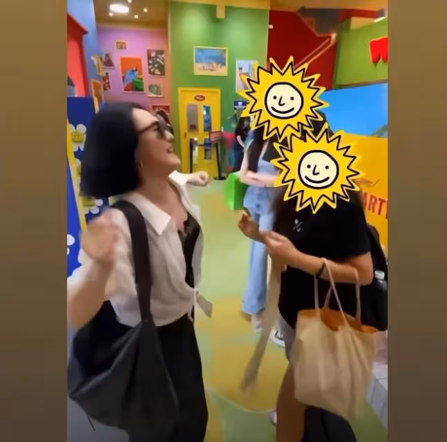 S媽近照衰老很明顯,頭頂白髮與女兒合影,整個人發福不少