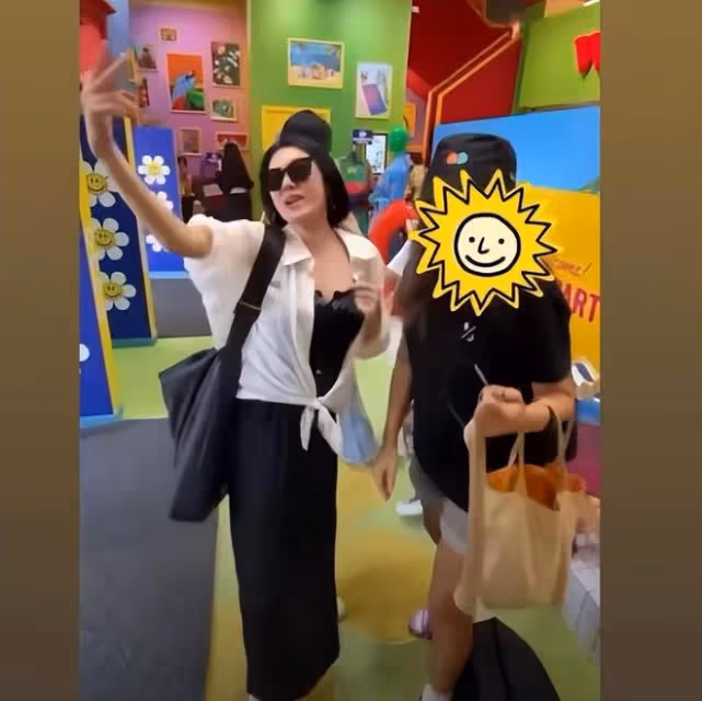 S媽近照衰老很明顯,頭頂白髮與女兒合影,整個人發福不少