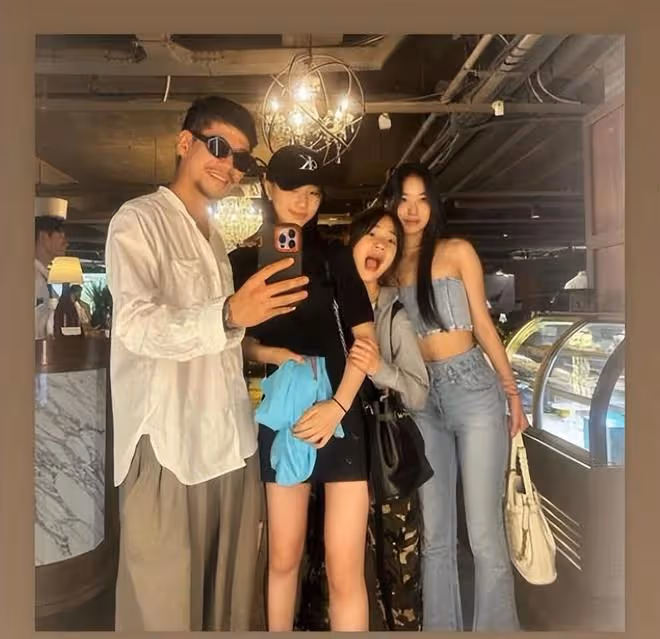 S媽近照衰老很明顯,頭頂白髮與女兒合影,整個人發福不少