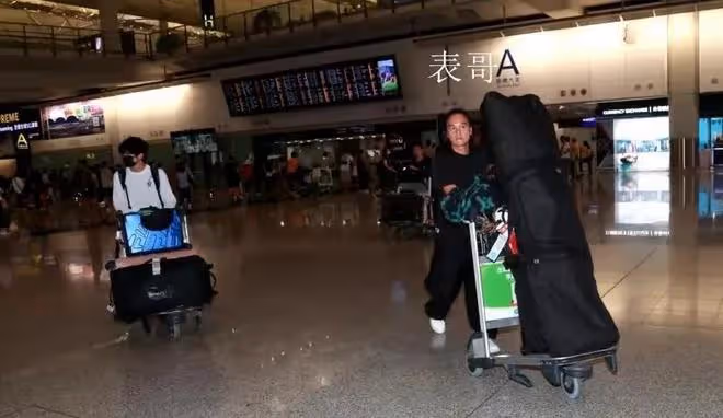 謝霆鋒國外與女子親密,狠心讓兒子搬運行李,自己卻兩手空空耍帥