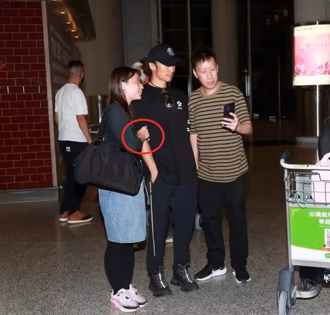 謝霆鋒國外與女子親密,狠心讓兒子搬運行李,自己卻兩手空空耍帥