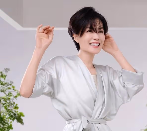 謝霆鋒國外與女子親密,狠心讓兒子搬運行李,自己卻兩手空空耍帥