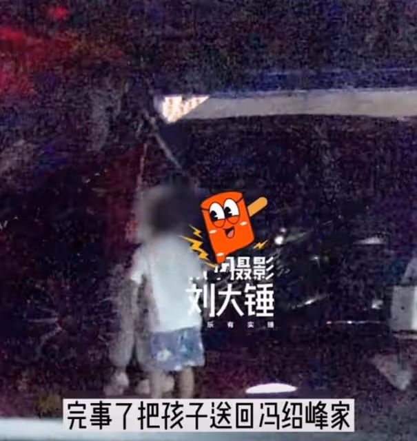 復合無望?趙麗穎帶兒子玩耍再被拍,送兒子回馮紹峰家後獨自回家