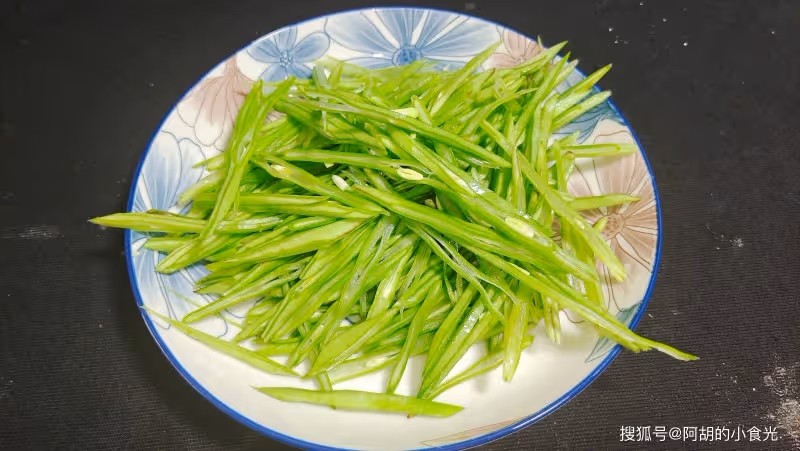 腐竹和它絕配,花錢少吃得好!天熱經常拌一盤,高蛋白好營養,又一道消暑好菜