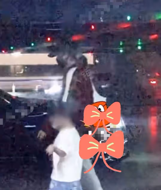 趙麗穎帶兒子出遊,兒子搖頭晃腦活潑可愛,身旁不見馮紹峰