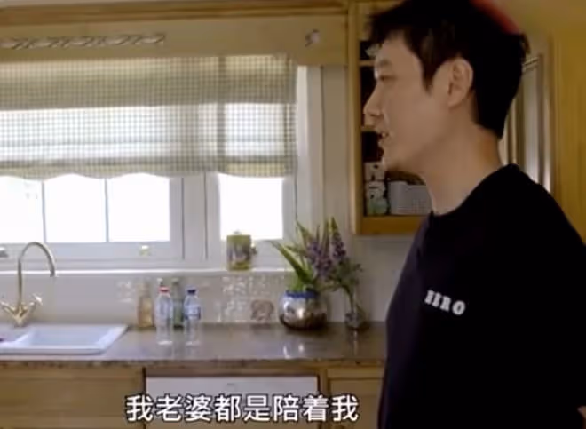 趙麗穎帶兒子出遊,兒子搖頭晃腦活潑可愛,身旁不見馮紹峰