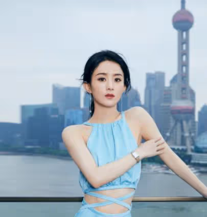 趙麗穎帶兒子出遊,兒子搖頭晃腦活潑可愛,身旁不見馮紹峰