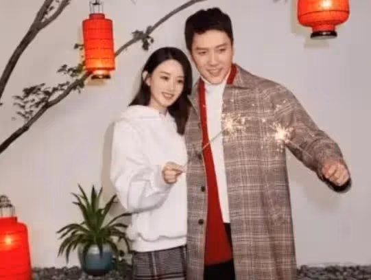 趙麗穎帶兒子出遊,兒子搖頭晃腦活潑可愛,身旁不見馮紹峰