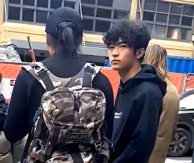 港媒曝謝霆鋒與大兒子近照,Lucas一頭卷髮太帥,父子倆氣質相似
