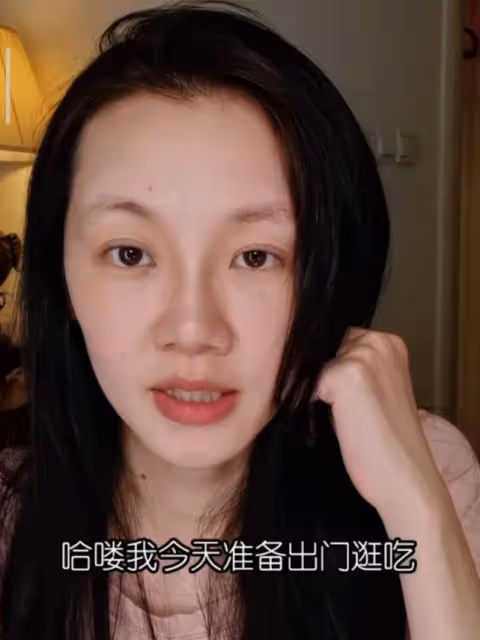 鄭愷夫婦甜蜜約會,苗苗高溫天穿長袖長褲,素顏憔悴瘦到雙頰凹陷